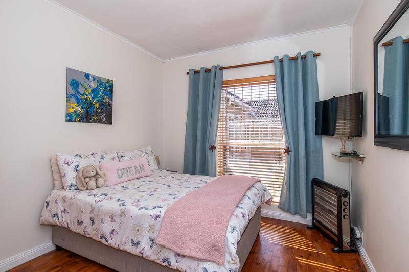 5 Bedroom Property for Sale in Meadowridge Western Cape